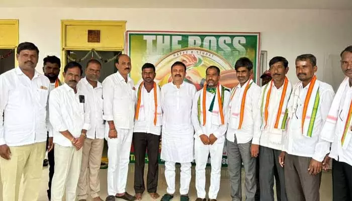 కాంగ్రెస్ తీర్థం పుచ్చుకున్న  జుక్కల్ సొసైటీ చైర్మన్...