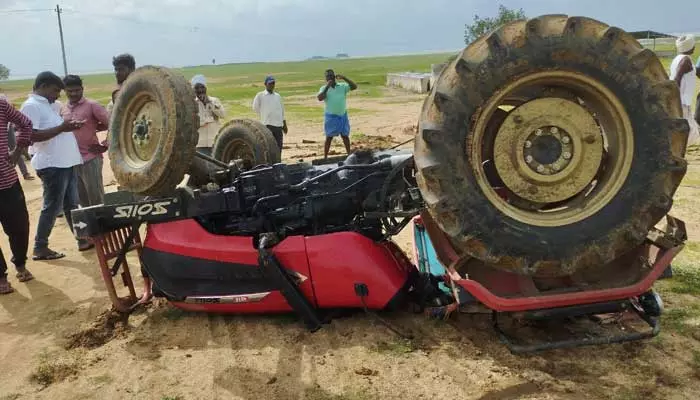 ట్రాక్టర్ బోల్తా పడి యువకుడు మృతి..