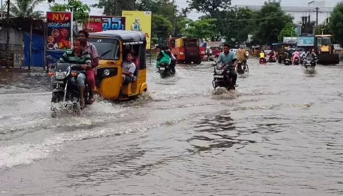 అస్తవ్యస్తంగా డ్రైనేజీ వ్యవస్థ.. చర్ల రోడ్డులో రాకపోకలకు అంతరాయం