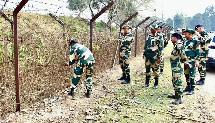 BSF: సరిహద్దులో 4 చైనీస్ పిస్టల్స్, పాక్‌లో తయారైన 50 బుల్లెట్లు స్వాధీనం