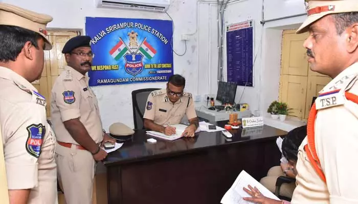 Police Commissioner : పోలీస్ స్టేషన్ వచ్చే వారిపై సత్ప్రవర్తనతో మెలగాలి :  రామగుండం సీపీ