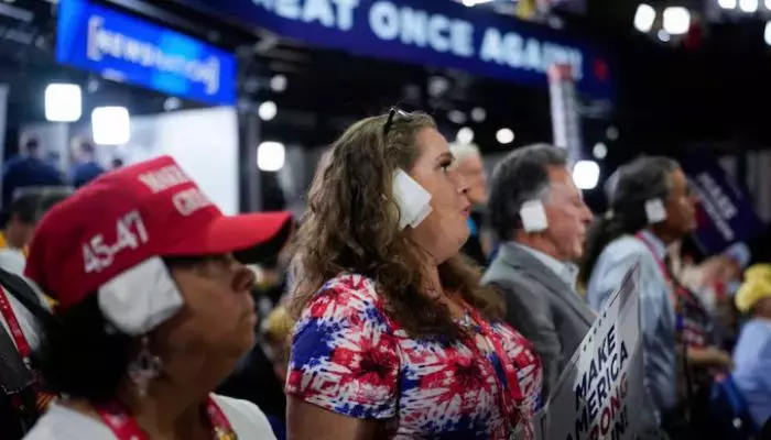 Trump Supporters : చెవికి బ్యాండేజీతో ట్రంప్‌ అభిమానులు.. క్రియేటివ్ సంఘీభావం