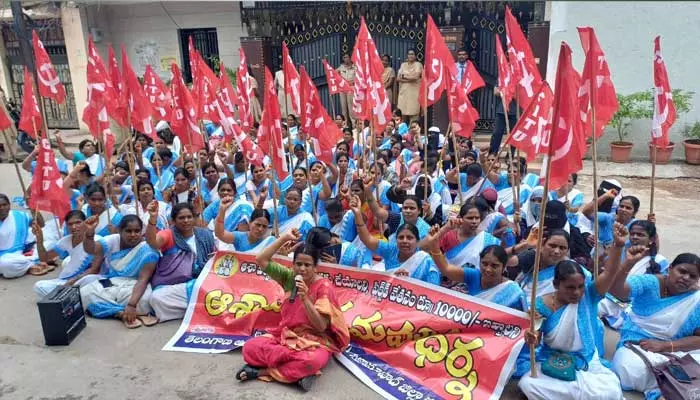 Asha workers : సమస్యల పరిష్కారం కోసం ఎమ్మెల్యే ఇంటి ఎదుట ఆశా వర్కర్ల ధర్నా..