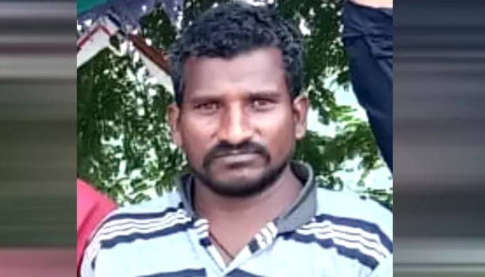 Tractor Driver died : లక్డారంలో విషాదం.. క్వారీ గుంతలో ట్రాక్టర్ బోల్తా.. డ్రైవర్ గల్లంతు