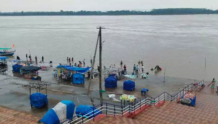 Godavari River : పెరుగుతున్న గోదావరి ప్రవాహం