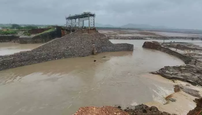 Flood : పెద్దవాగు ప్రాజెక్టుకు భారీ గండి.. రాత్రికి రాత్రే ఖాళీ అయిన ప్రాజెక్ట్