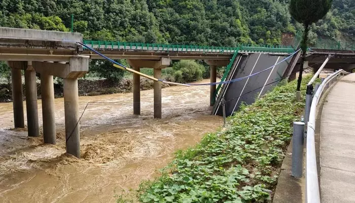 China bridge collapsed: చైనాలో ఆకస్మిక వరదలు.. కూలిన వంతెన.. 11 మంది మృతి