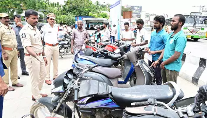 Traffic Rules:ట్రాఫిక్ రూల్స్ బ్రేక్ చేసిన 110 వాహనాలు సీజ్