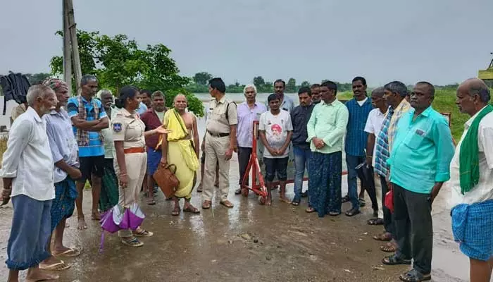 Police Commissioner : లోతట్టు ప్రాంతాల ప్రజలు అప్రమత్తంగా ఉండాలి..