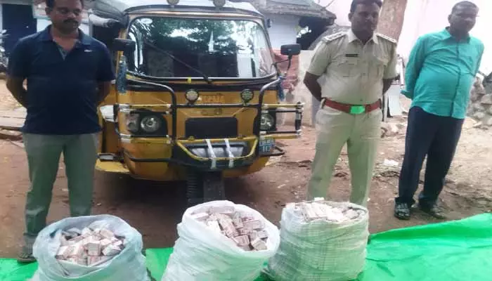 Illegal liquor:అక్రమ కర్ణాటక మద్యం పట్టివేత..నలుగురు వ్యక్తులు అరెస్ట్