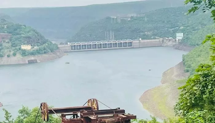 Srisailam Reservoir: శ్రీశైలం జలశయానికి పోటెత్తిన వరద నీరు.. తాజా అప్‌డేట్ ఇదే!