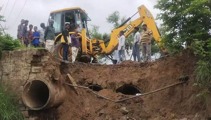 ‘దిశ’ వార్తకు స్పందన..ధ్వంసమైన కల్వర్టు మరమ్మతులకు చర్యలు