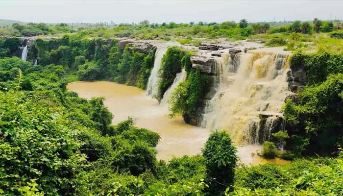 భూతల స్వర్గం.. ఎత్తిపోతల జలపాతం