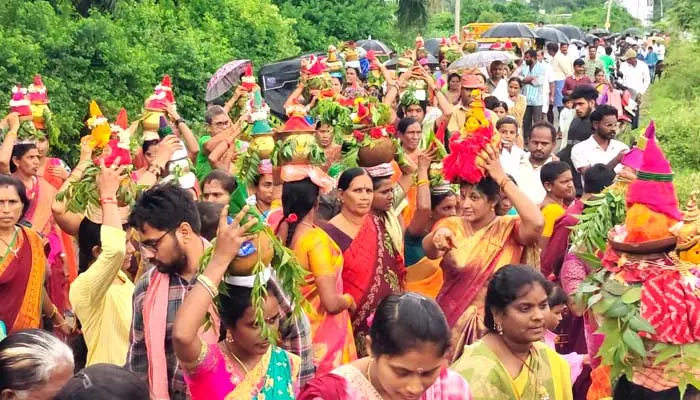 Bonalu : జూలూరుపాడులో ఘనంగా బోనాల జాతర