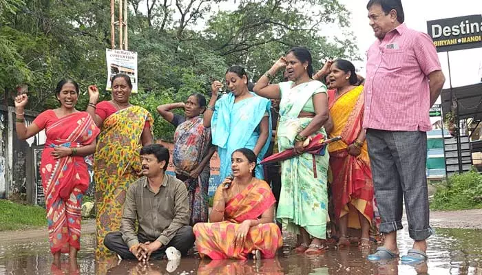 Protest : డివిజన్‌లో అభివృద్ధి చేయాలి.. బురద రోడ్లపై కార్పొరేటర్ నిరసన