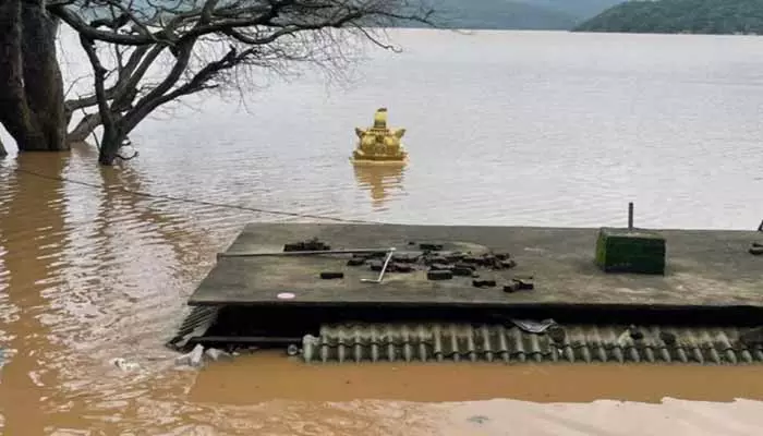 Heavy Rains:భారీ వర్షాలు..మునిగిన గండిపోచమ్మ ఆలయం