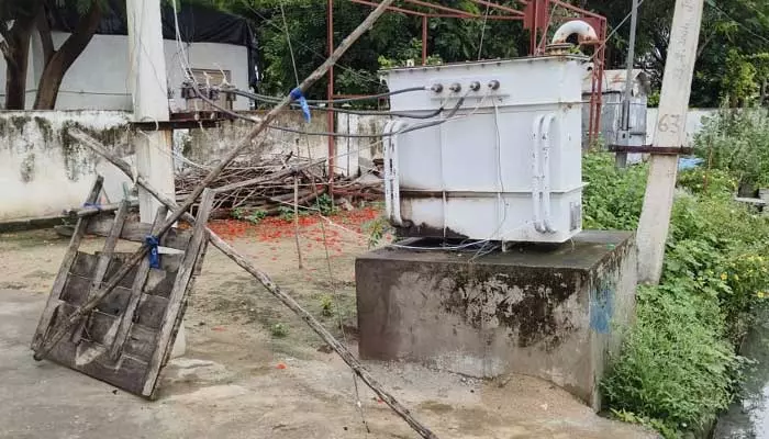 power transformer : రక్షణ లేని విద్యుత్‌ ట్రాన్స్‌ఫార్మర్‌.. పొంచి ఉన్న ప్రమాదం..