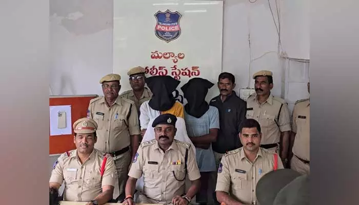 Crime News : చోరీ కేసులో ఇద్దరి అరెస్ట్