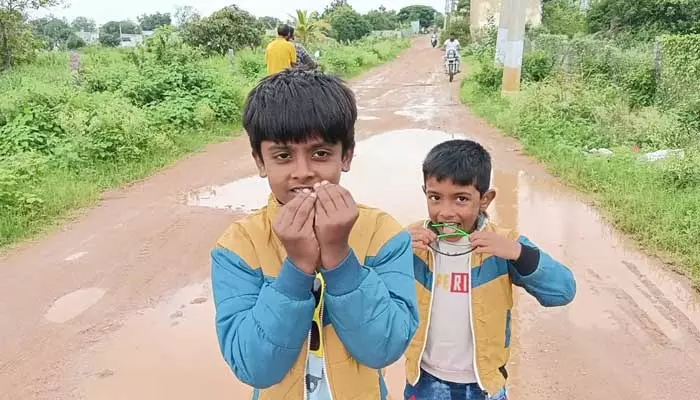 Road Repair : ప్లీజ్ రేవంత్ రెడ్డి తాతయ్య రోడ్డు వేయండి.. ఆడుకునే వయసులో అభివృద్ధి కోసం అర్జీ