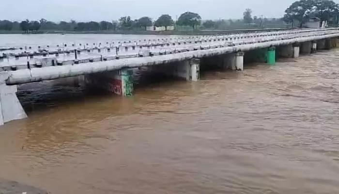 Flood : ఉగ్రరూపం దాల్చి ప్రవహిస్తున్న జంపన్న వాగు