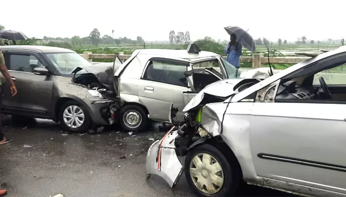 Car accident : కారు బీభత్సం...మూడు కార్లు ఢీ