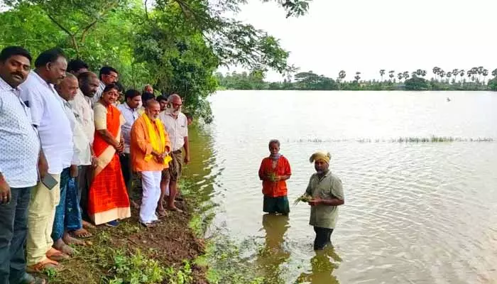 AP:‘రైతాంగాన్ని ప్రభుత్వం ఆదుకుంటుంది..ఎవరు అధైర్యపడొద్దు’..మాజీ ఎమ్మెల్యే కీలక వ్యాఖ్యలు