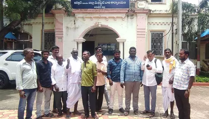 Warangal Collectorate : ‘ప్రభుత్వం మాకు ఇచ్చిన భూమిని రక్షించండి’