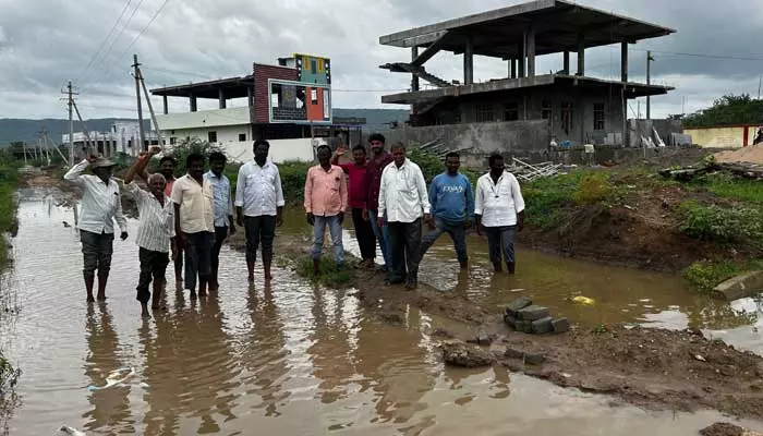 Colonists protest : ఎక్కడి సమస్యలు అక్కడే..