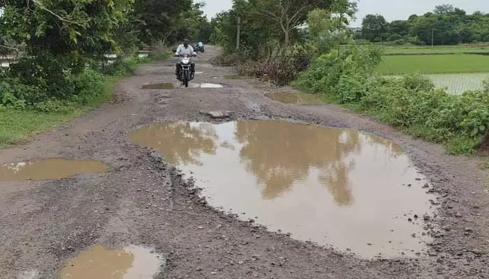 Kadambapur road : గోతుల మయంగా కదంబపూర్ రోడ్డు..