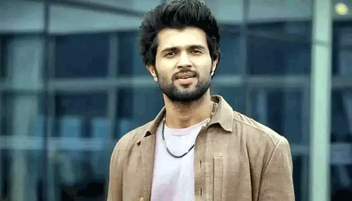 VIJAY DEVARAKONDA:విజయ్ దేవరకొండ ప్రైవేటు ఫొటోలు లీక్.. బెడ్‌పై పడుకుని అమ్మాయితో..!