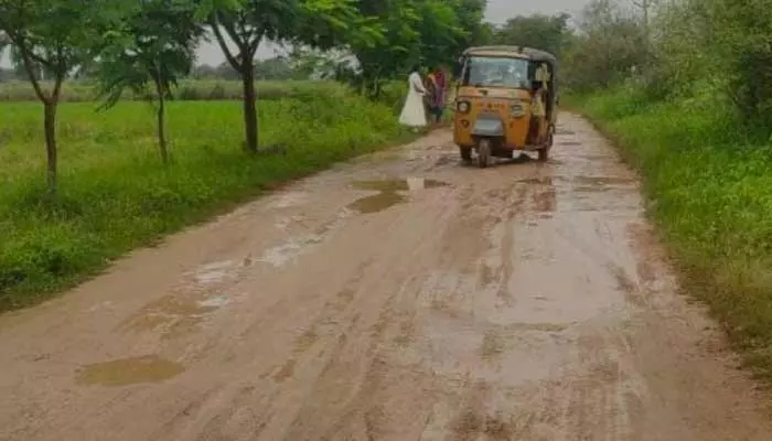 Road Repair: నిధులు ఉన్నా.. పనులు సున్నా