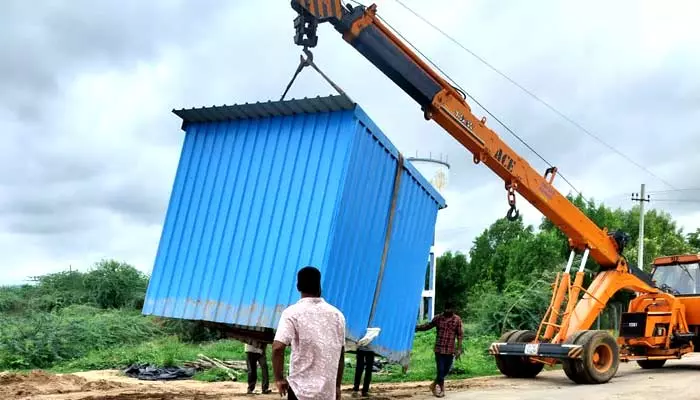 దిశ ఎఫెక్ట్​... చెలిమెల కుంటలో అక్రమ నిర్మాణాల తొలగింపు