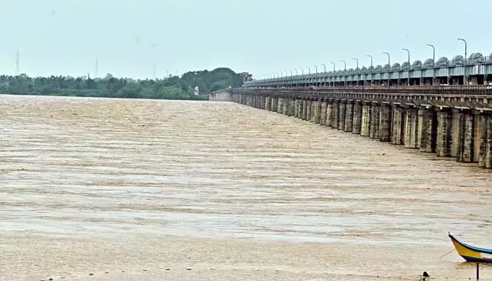 Dhavaleshwaram Barrage: ధవళేశ్వరం బ్యారేజీకి పోటెత్తిన వరద నీరు.. రెండో ప్రమాద హెచ్చరిక జారీ