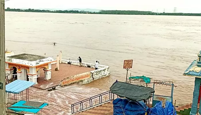 Godavari flood : గండం తప్పింది...తగ్గుతున్న గోదావరి