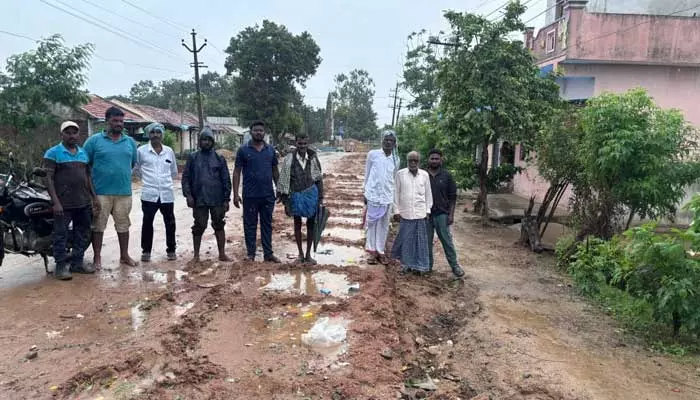 Road Repair : రోడ్డు వేశారు.. మట్టి మరిచారు