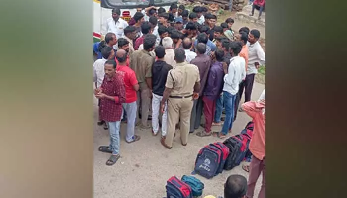 Students strike : విద్యార్థులకు అనుగుణంగా బస్సులు నడపాలని ధర్నా..