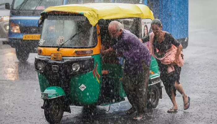 Rain Alert: ఢిల్లీ, ముంబై, గుజరాత్‌లో భారీ వర్షాలు.. వాతావరణ శాఖ కీలక హెచ్చరిక