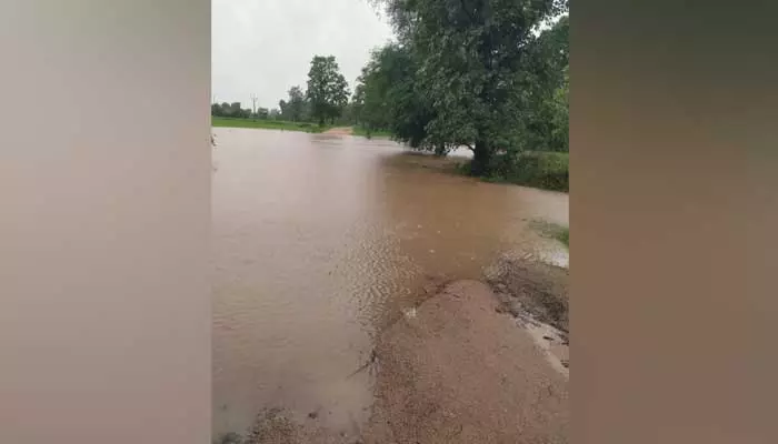 Flood : పొంగిపొర్లుతున్న వాగులు..ఇబ్బందులు పడుతున్న ప్రజలు