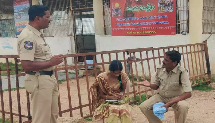 police : మహిళను కాపాడిన పోలీసులు..