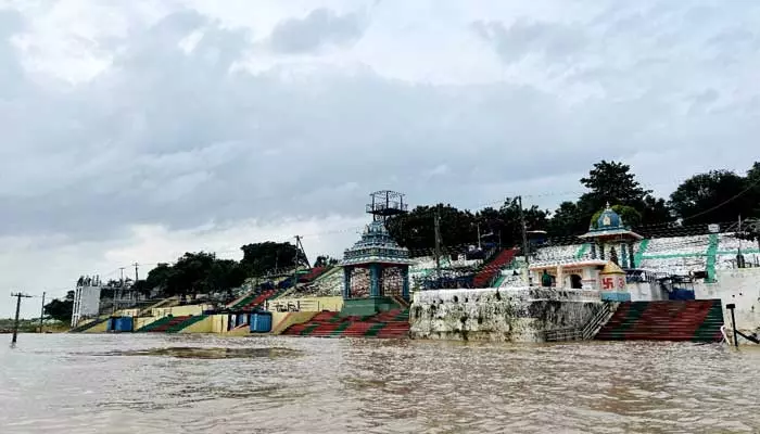 Flood : భద్రాద్రి వద్ద పెరుగుతున్న గోదావరి..రెండవ ప్రమాద హెచ్చరిక  జారీ