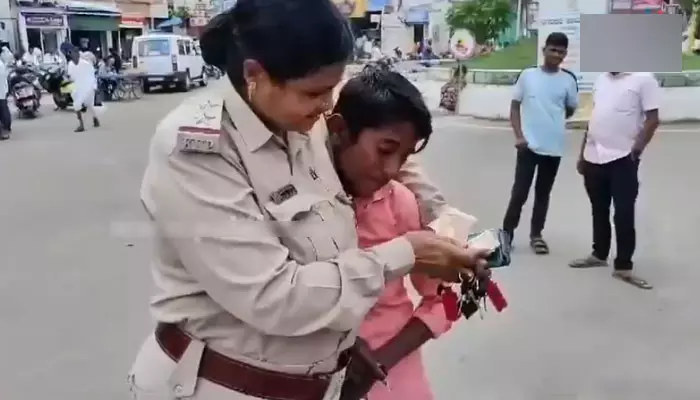 Viral Video: అమ్మ మససు చాటుకున్న మహిళా ఎస్ఐపై ప్రశంసలు!