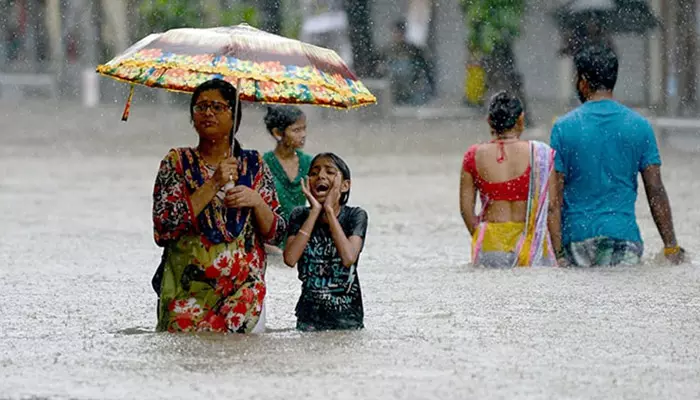 Rain Alert: ముంబై, పూణేలో భారీ వర్షాలు.. రోడ్లపై నడుములోతు నీళ్లు..