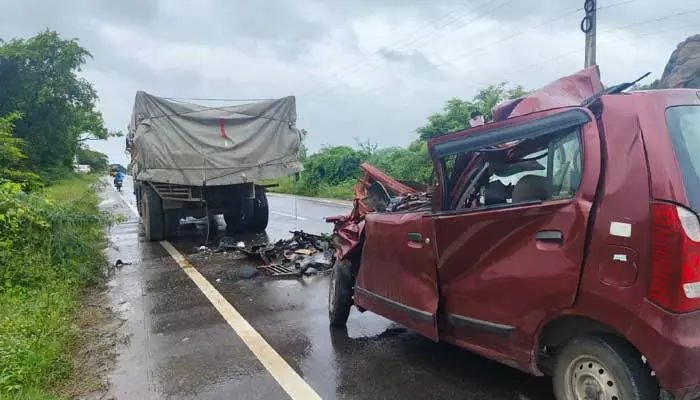 ఆగి ఉన్న లారీని ఢీ కొట్టిన కారు.. ఒకరు మృతి