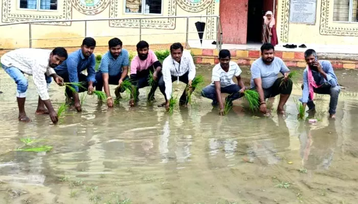 protest : ఆసుపత్రి ముందు వినూత్న నిరసన