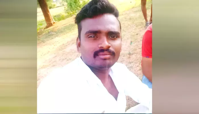 Farmer die : ట్రాక్టర్​ కింద పడి రైతు దుర్మరణం