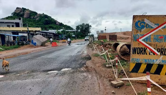 Highway construction : అటుబండ - ఇటు గొయ్యి..