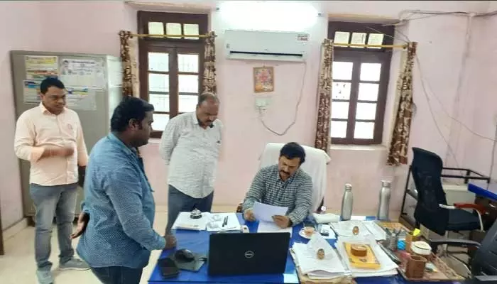 Tehsildar Office : సుల్తానాబాద్ తహశీల్దార్ కార్యాలయం ఆకస్మిక తనిఖీ..