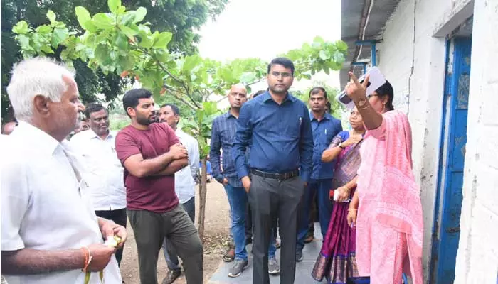 Collector : విద్యార్థులకు నాణ్యమైన విద్య, భోజనం అందించాలి