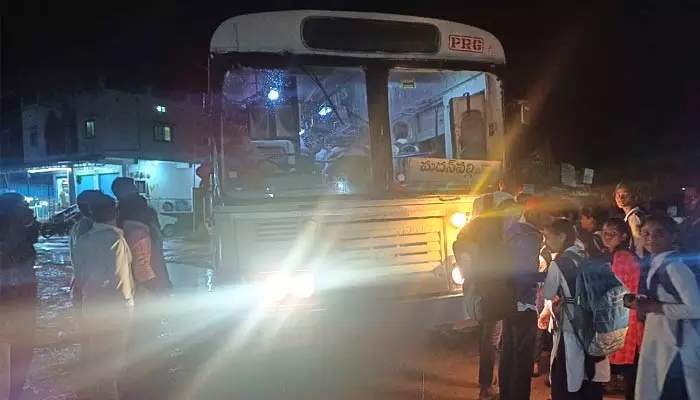 Bus trouble : స్కూళ్లు వదిలింది 4.15 గంటలకు...బస్సు వచ్చింది 8 గంటలకు