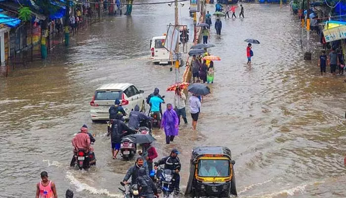 Mumbai Rains:ముంబాయిలో  ముంచెత్తుతున్న భారీ వర్షం.. రెడ్ అలర్ట్ జారీ